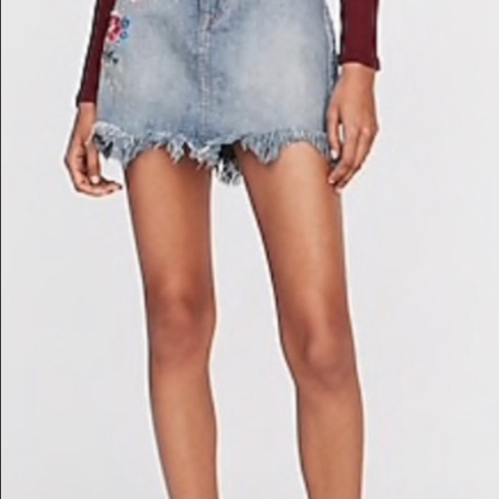 EXPRESS•EMBROIDERED FLORAL FRAY HEM JEAN SKIRT - Picture 3 of 8